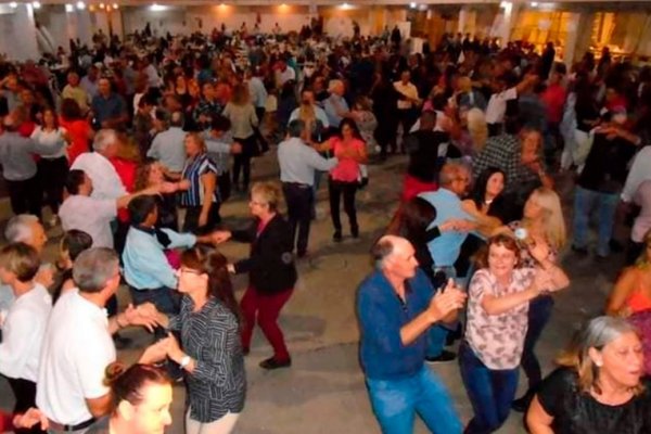 Indignación por una fiesta de adultos mayores con 500 personas