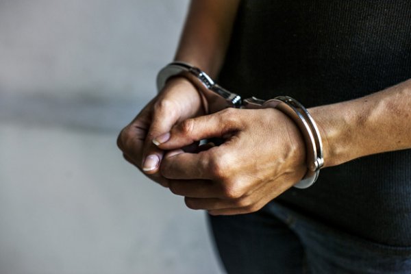 Penitenciario robó un celular a una joven y los vecinos lo detuvieron