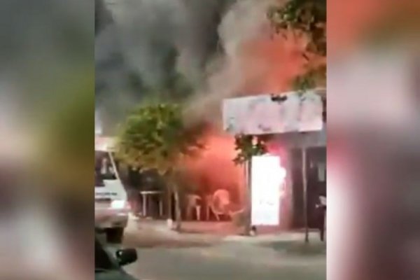 Impactante incendio de un local de comidas a metros de la Basílica