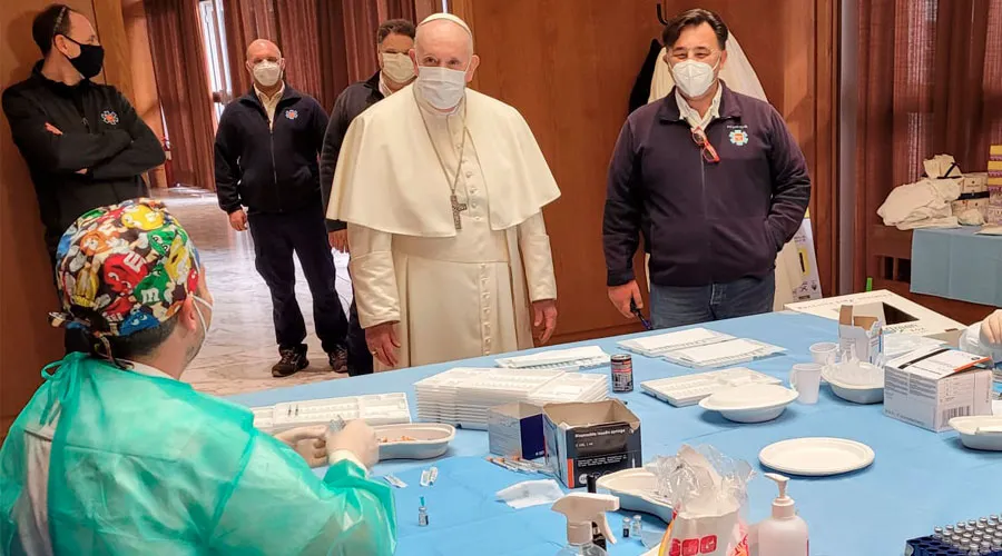 El Papa visita por sorpresa a personas sin hogar que se vacunan en el Vaticano