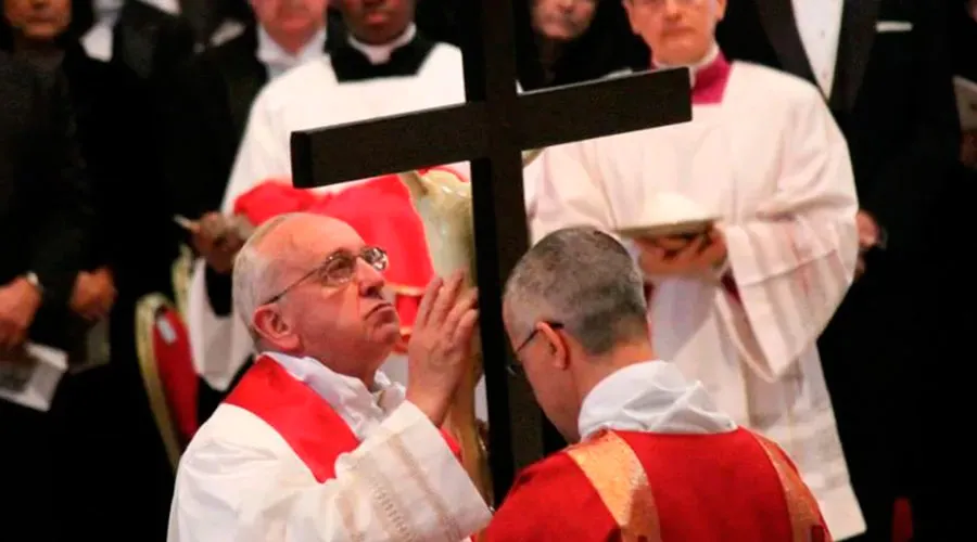 Papa Francisco en Viernes Santo: La cruz de Jesús es la cátedra silenciosa de Dios