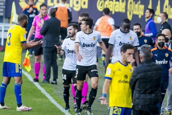 Los jugadores de Valencia abandonaron el campo de juego por un insulto racista