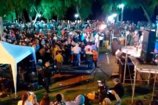 Entre Ríos: en Santa Elena, el intendente organizó un baile para tres mil personas