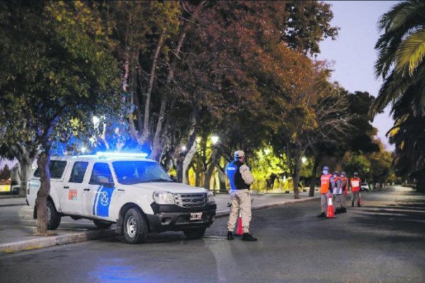 Provincias restringen circulación nocturna, pero continúan abiertas actividad productiva y escuelas