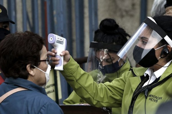 Chile cerró sus fronteras y prohibió salir del país por un mes