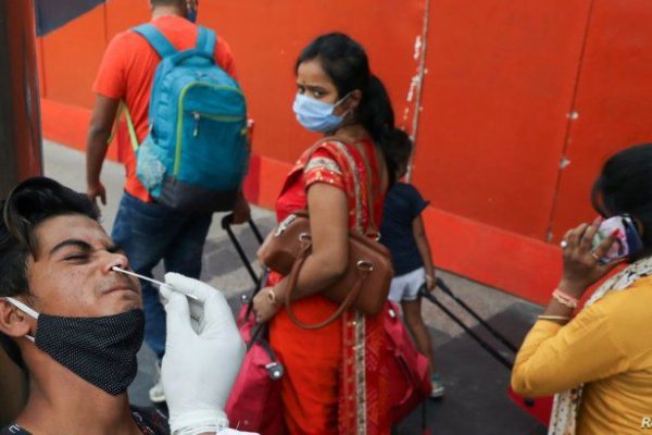 India registró un récord de 115.000 casos diarios y endurece las restricciones