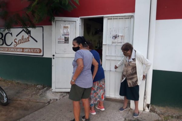 Abuelos esperan por vacunas en Polideportivo de las Mil Viviendas