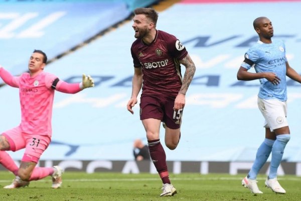 Con uno menos, el Leeds venció a Manchester City sobre la hora