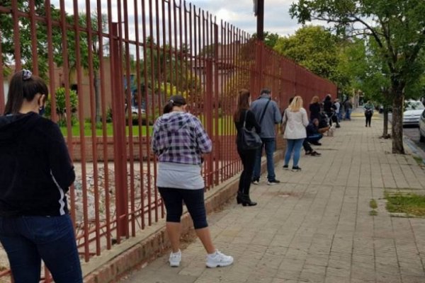 Largas filas para acceder al hisopado muestran la realidad del Covid en Corrientes