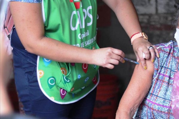 Vacunan contra el COVID-19 en los barrios Quintana y Apipé