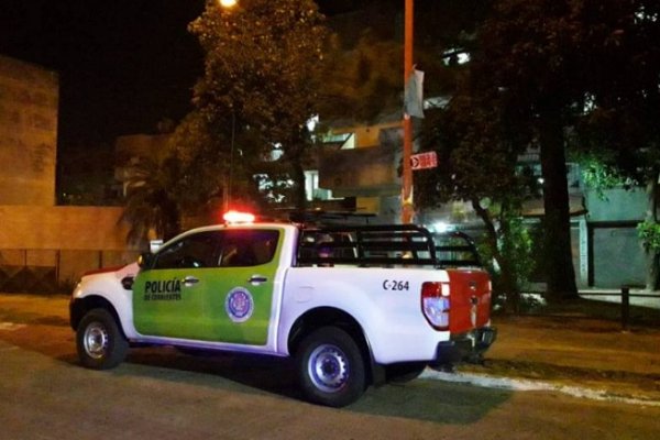 Policías rescataron a una mujer que quedó encerrada en el palier de su edificio