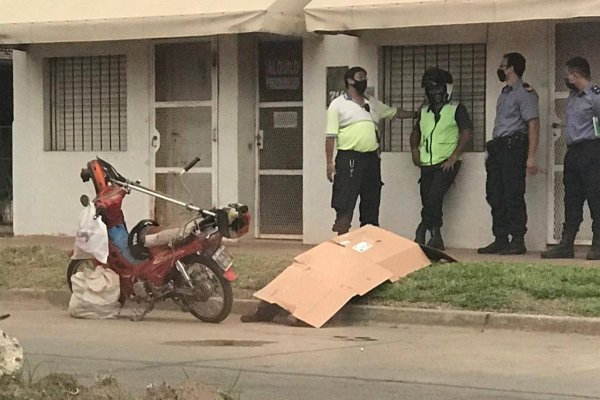 Se trasladaba en su moto, se descompensó y murió en la calle