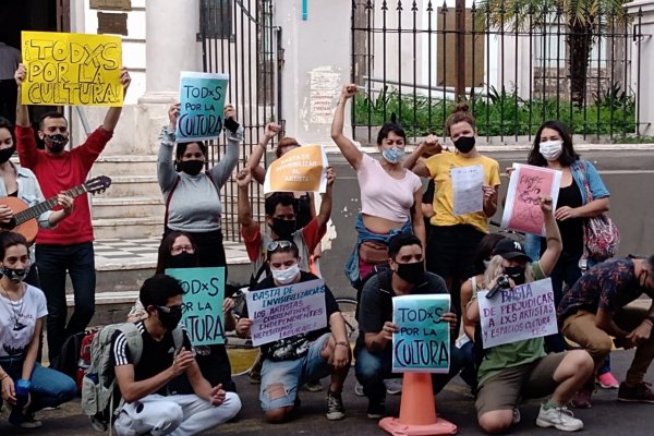 Artistas reclamaron frente a la Municipalidad poder trabajar