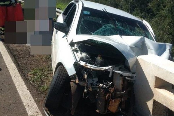 Impactante accidente donde un auto se incrustó contra el guardarraíl