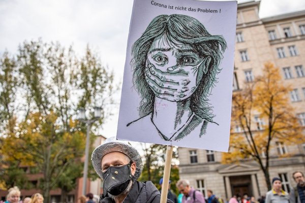 Casi 70 detenidos en una violenta protesta contra las restricciones por el coronavirus