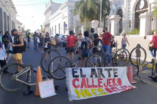 Artista protestan por tercer día frente a la Municipalidad