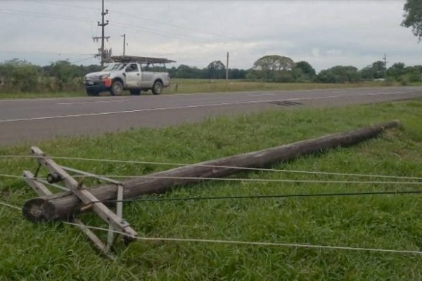 Ráfagas de viento derribaron postes del tendido eléctrico