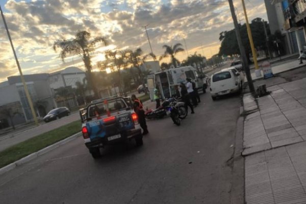 Policía herido tras ser rozado por un colectivo e impactar contra un auto