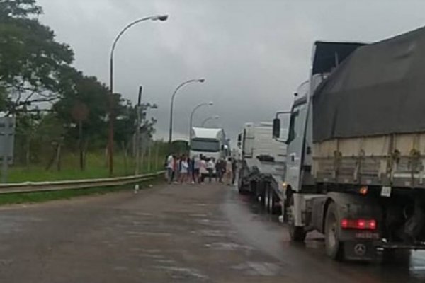 Frontera: Camioneros bloquean por tiempo indeterminado Paso de los Libres