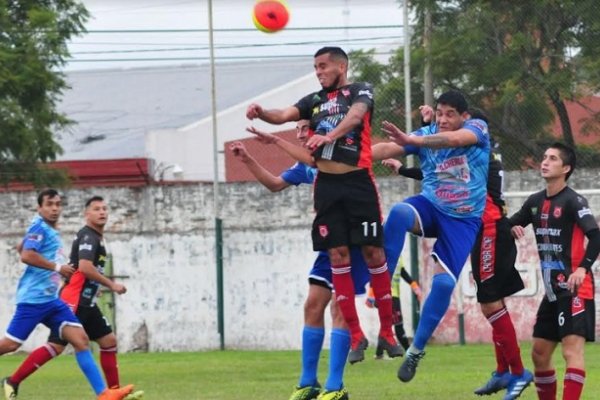 Vuelve el fútbol de la liga local con propaganda electoral