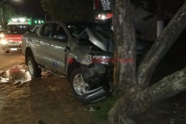 Ruta 12: Camioneta chocó a una combi, despistó y terminó contra un árbol