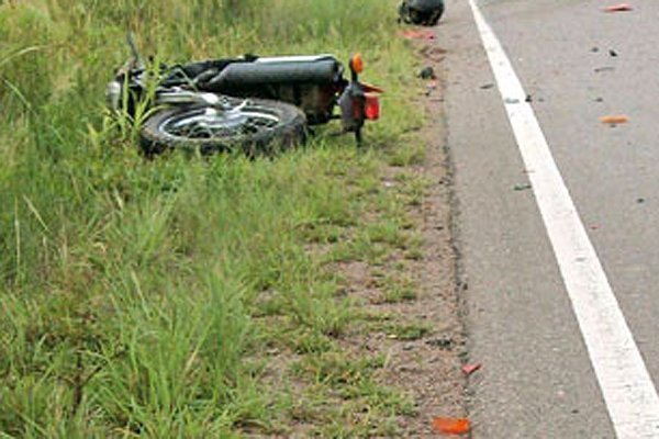 Dos hombres murieron al pasar en moto sobre un montículo de tierra y derrapar