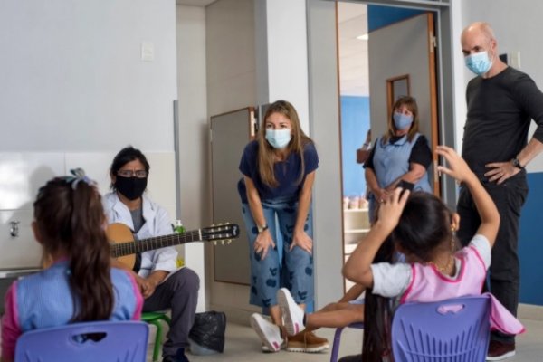 Rodríguez Larreta y Soledad Acuña rompieron el protocolo sanitario en un jardín de infantes