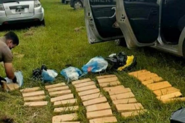 Detuvieron a cuatro narcos con 90 kilos de marihuana en Bella Vista