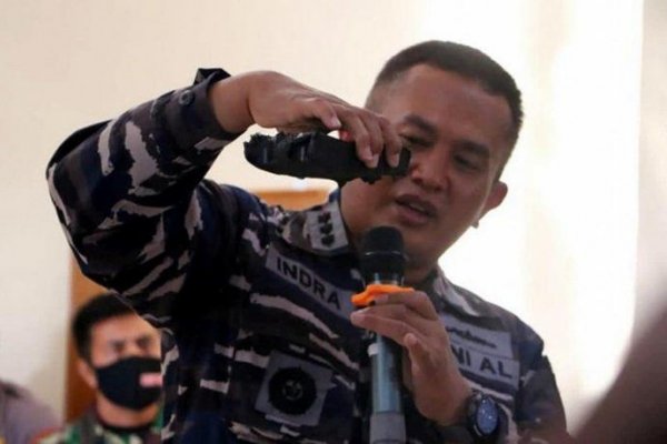 Indonesia halló el submarino desaparecido con sus 53 tripulantes muertos