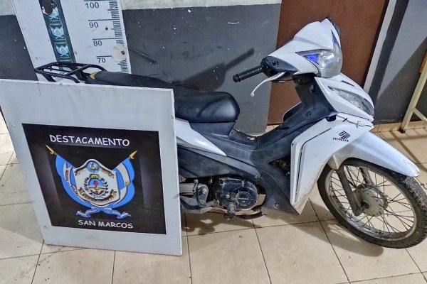 Policías persiguieron a delincuentes y lograron recuperar una moto robada