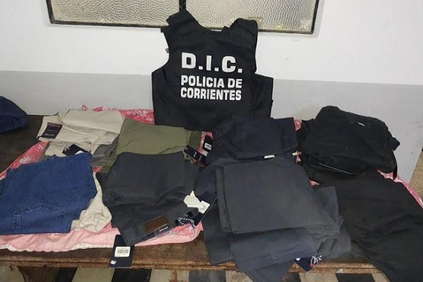 Detuvieron a padre e hijo y recuperaron ropas robadas de un comercio