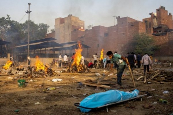 Catástrofe humanitaria en India: Cremaciones masivas en las calles