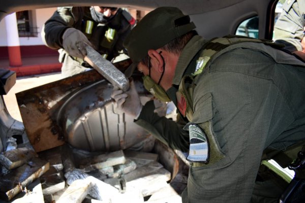 Trasladaba 28 kilos de marihuana en el doble fondo del baúl de su vehículo