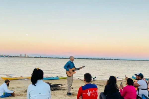 Luna llena: Desde Barranqueras remaron para cantar frente al puente