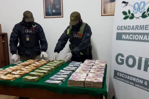 Detuvieron a un hombre con  5 millones de pesos y 15 mil dólares