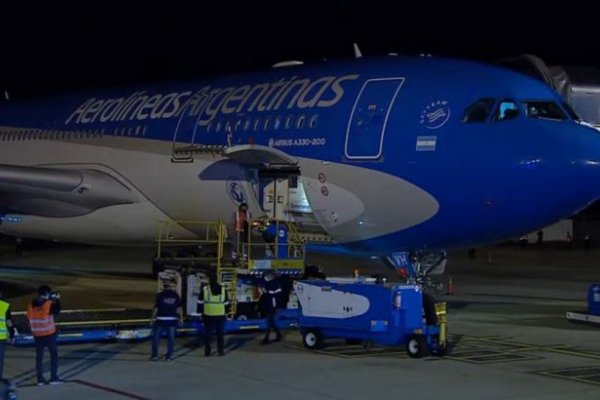 Alberto Fernández recibió el vuelo que trajo un millón de vacunas de Sinopharm