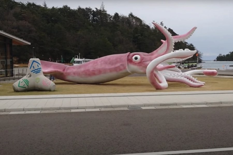 Una ciudad gastó sus fondos anticovid para construir una estatua gigante de un calamar