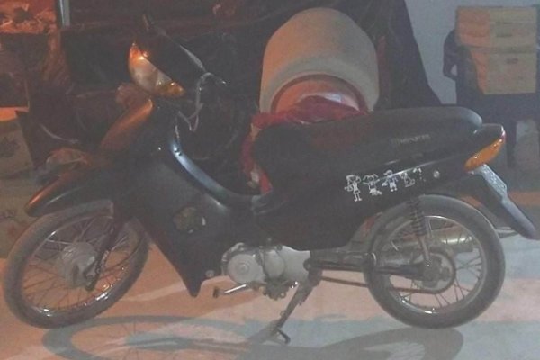 Abandonó a su caballo para robar una moto