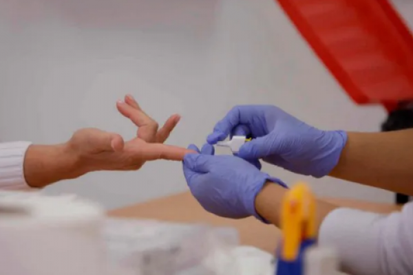 La Provincia prohibió la venta en farmacias de pruebas rápidas para detectar el coronavirus
