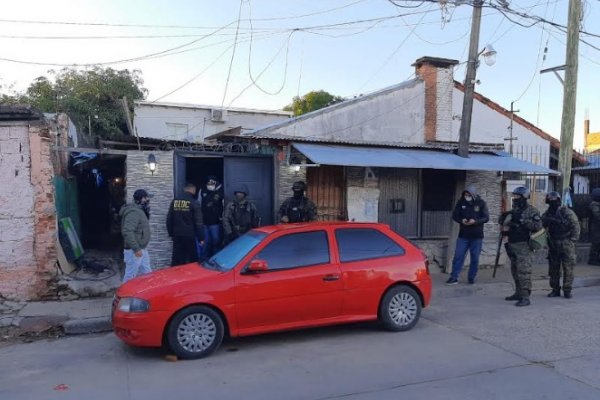 La Policía allanó una casa y detuvo a un hombre que era buscado