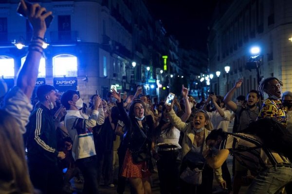 Festejos y descontrol en España por el fin del estado de excepción por coronavirus