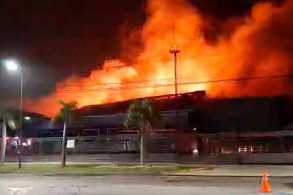 Con 20 dotaciones de bomberos, lograron controlar un incendio en una planta de Bimbo
