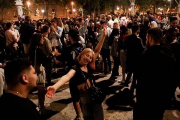 El Gobierno español pide responsabilidad tras festejos en las calles pese al coronavirus