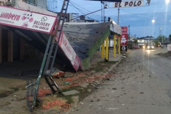 Chocó contra obras de bacheo, despistó y terminó contra una hamburguesería