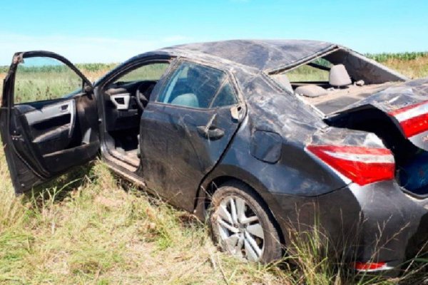 Conductor se cruzó de carril y volcó con su auto cerca de Empedrado