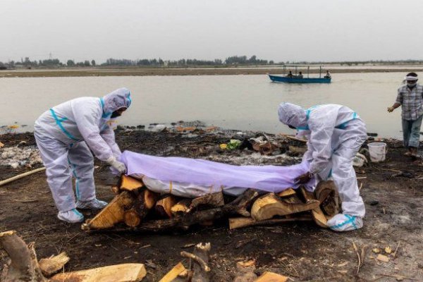 En India, colapsada por el coronavirus, aparecen cadáveres en el Ganges