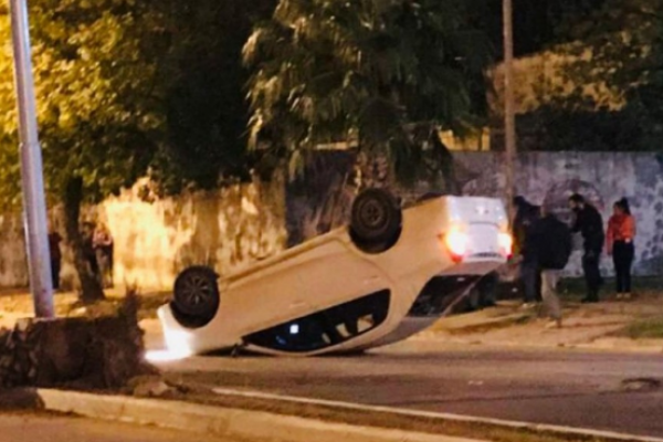 Joven le sacó el auto a su papá sin permiso y volcó en el barrio Irupé