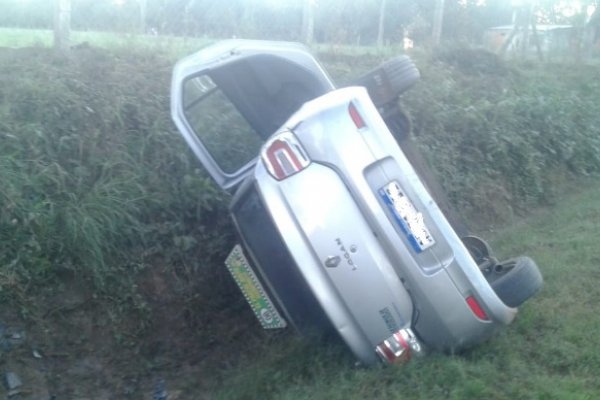 Remís conducido por una mujer volcó camino al Penal de San Cayetano