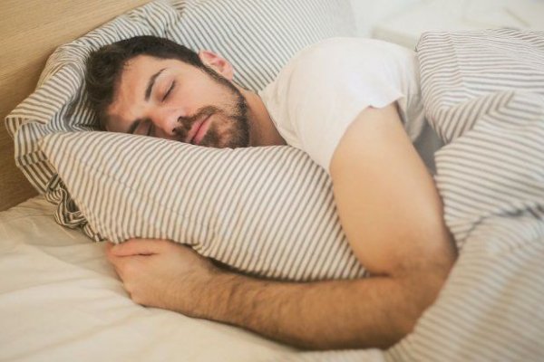 Empresa paga u$s1.500 por hacer la siesta todos los días: cómo aplicar desde Argentina