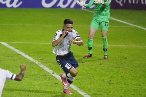 Vélez le ganó a Liga de Quito y se acomodó en su zona